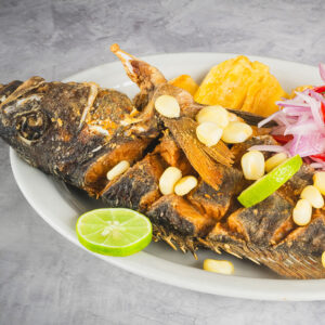 Cabrilla Frita con Yucas Doradas