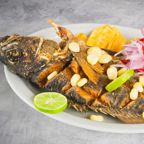 Cabrilla Frita con Yucas Doradas
