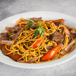 Tallarín Saltado con Carne (Por Plato)